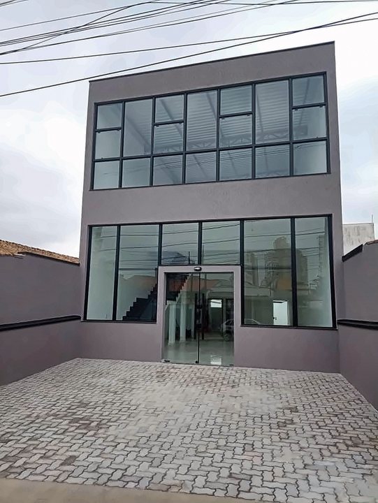 Fachada comercial com esquadrias de vidro e porta automática